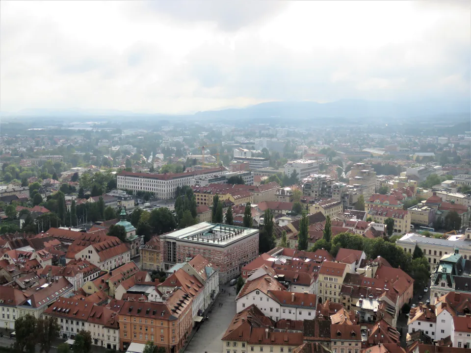 Narodna in univerzitetna knjižnica med mestnimi strehami, pogled z grajskega griča.